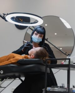 眉毛植毛の値段はどのくらいが相場ですか？