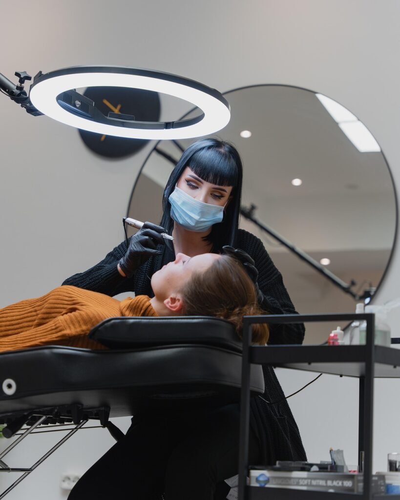 眉毛植毛の値段はどのくらいが相場ですか？